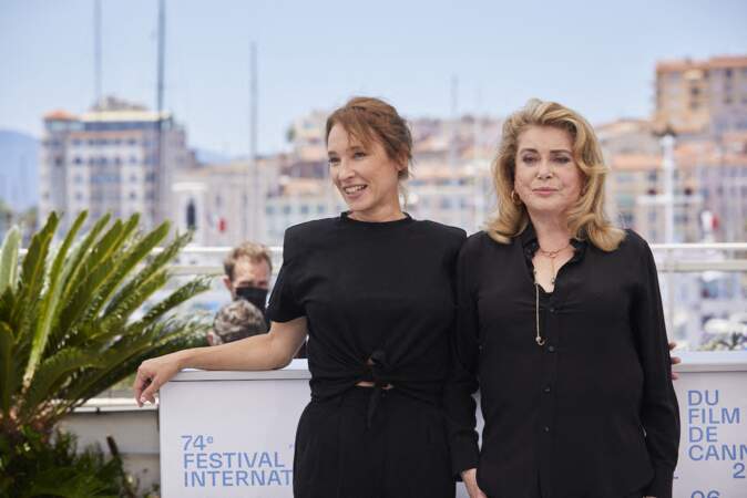 La réalisatrice Emmanuelle Bercot a posé avec Catherine Deneuve au Festival de Cannes ce dimanche 11 juillet 