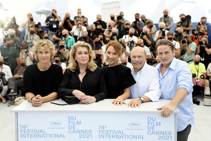 Les photographes immortalisent l'équipe du film De son vivant ce dimanche 11 juillet au Festival de Cannes
