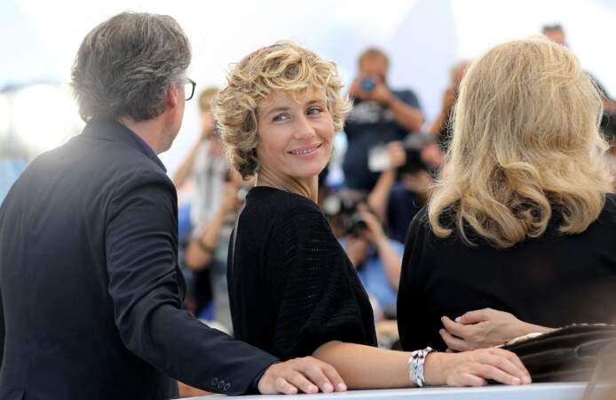 Cécile de France prend la pose avec Catherine Deneuve lors du Festival de Cannes ce 11 juillet 