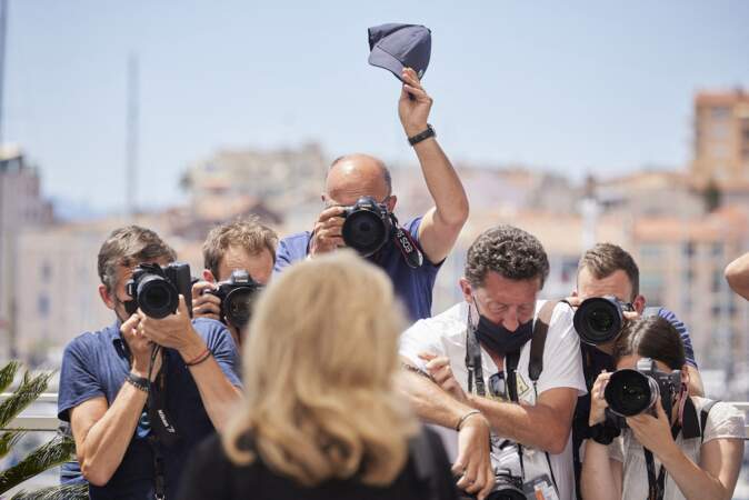 Les photographes immortalisent la venue de Catherine Deneuve au Festival de Cannes ce 11 juillet 