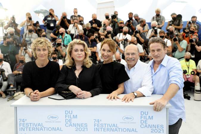 Catherine Deneuve avec Cécile de France, Emmanuelle Bercot  ou encore Gabriel Sara pendant le photocall au Festival de Cannes ce 11 juillet 