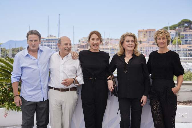 Sur la Croisette, l'équipe du film De son vivant posent devant les photographes au Festival de Cannes ce 11 juillet 