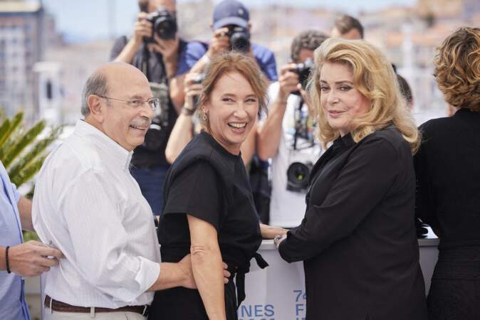 Gabriel Sara et Emmanuelle Bercot avec Catherine Deneuve au photocall du film De son vivant lors du 74ème festival international du film de Cannes le 11 juillet