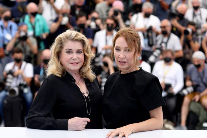 Catherine Deneuve et Emmanuelle Bercot très proches pendant le photocall au Festival de Cannes ce 11 juillet 
