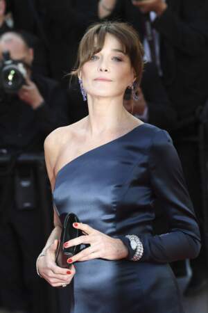 Carla Bruni ultra chic en robe longue fluide et asymétrique au festival de Cannes le 15 mai 2019.