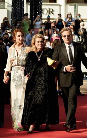 Catherine Deneuve resplendissante au festival de Cannes le 10 juillet 2021