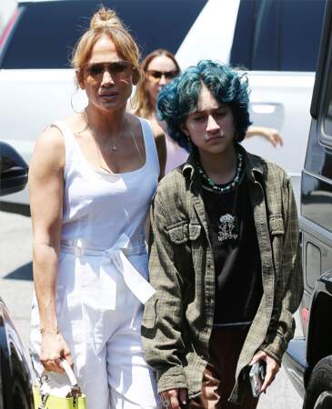 Tandis que Jennifer Lopez affiche un total look blanc décontracté-chic, Emme sa fille a misé sur un ensemble plus sombre et rock, le vendredi 9 juillet 2021, à Los Angeles