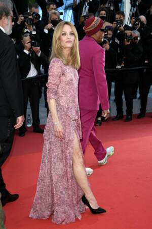 Vanessa Paradis en robe longue fleurie et fendue au festival de Cannes, le 10 juillet 2021