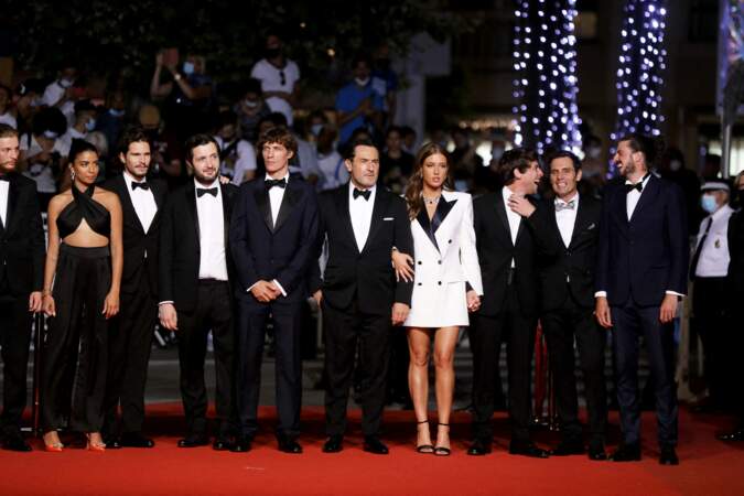 L'équipe du film "Bac Nord" a posé sur le tapis rouge avant de monter les marches, lors du 74ème Festival International du Film de Cannes, le 12 juillet 2021