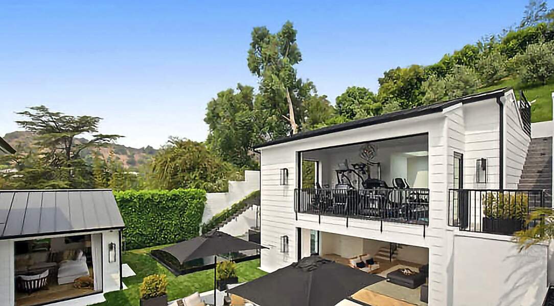 Cette villa située sur les hauteurs de Beverly Hills est composée de cinq chambres et de sept salles de bains