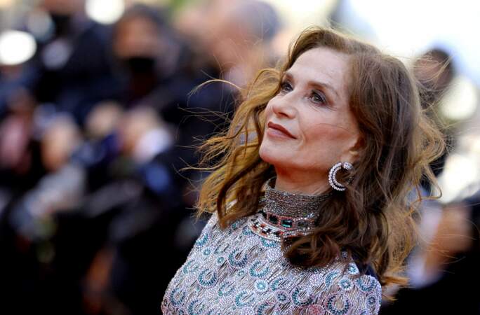 Isabelle Huppert resplendit sur le tapis rouge de Cannes.
