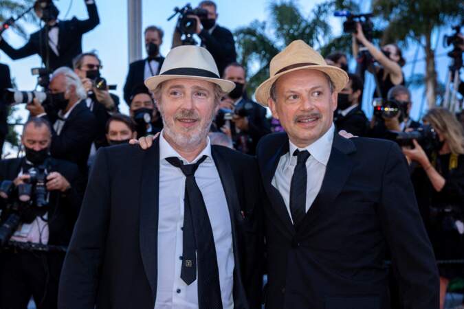 Arnaud Desplechin et Denis Podalydès aperçus en toute décontraction sur les marches du Festival de Cannes.