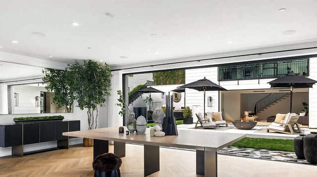 Décorée avec style et modernité, cette villa à Beverly Hills offre tout le confort rêvé
