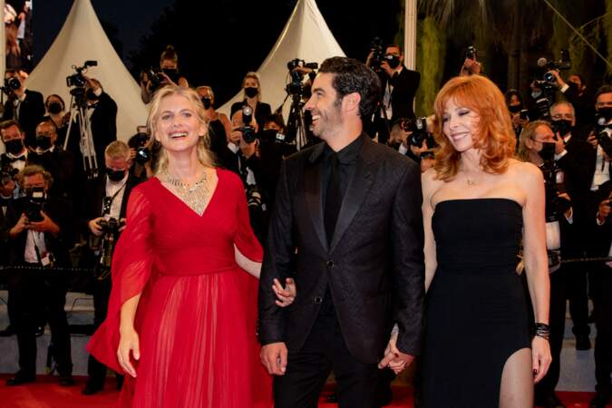 Mylène Farmer était de retour sur le tapis rouge, glamour dans une robe longue bustier Ann Demeulemeester, lors du 74ème Festival de Cannes, le 10 juillet 2021 