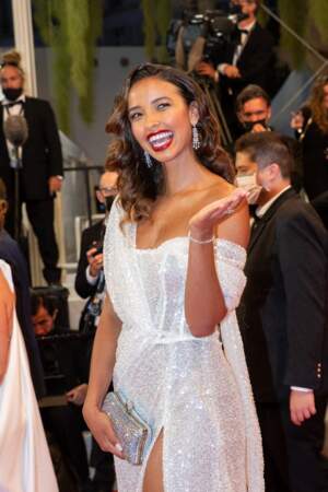 L'ex miss France 2014, Flora Coquerel a opté pour une sublime robe blanche et brodée Dresnusha Xharra au 74ème Festival International du Film de Cannes
