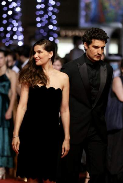Laetitia Casta et Louis Garrel sensationnels pour la montée des marches du film "Bac Nord" lors du 74ème Festival International du Film de Cannes, le 12 juillet 2021