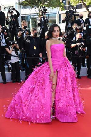 La célèbre influenceuse du Moyen-Orient Fatima Almomen élégante et féerique en robe fuchsia de Rami Kadi au 74 ème festival international du film à Cannes 