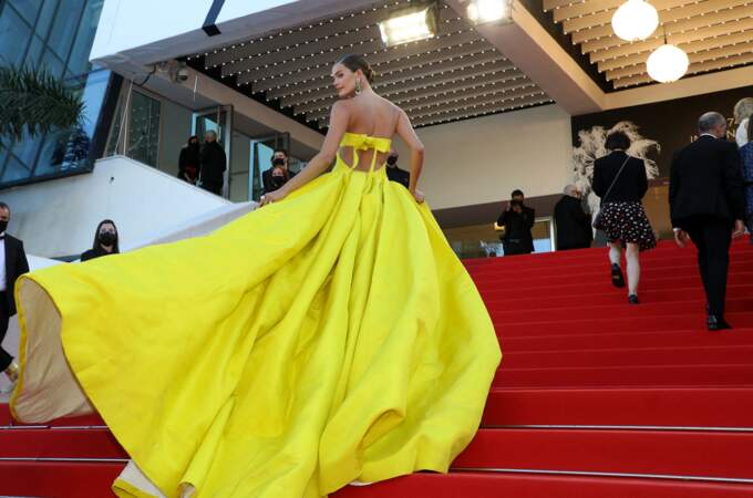 Noel Capri Berry impressionnante dans une robe jaune fluo signée Ashi.