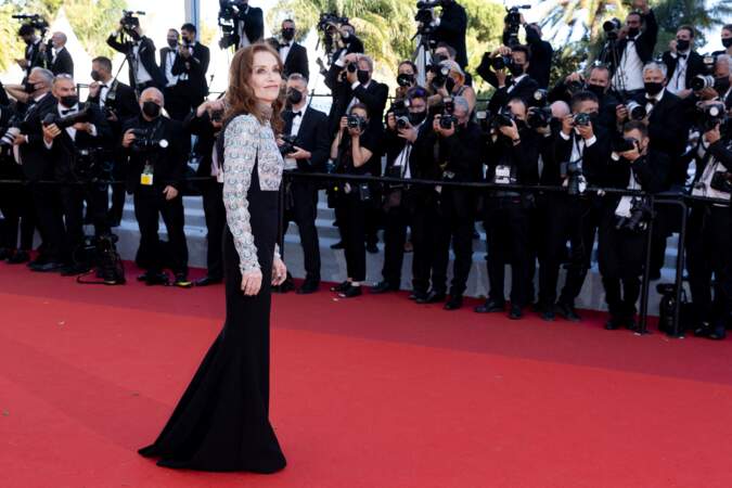 Isabelle Huppert pour la montée des marches du film « Aline ».