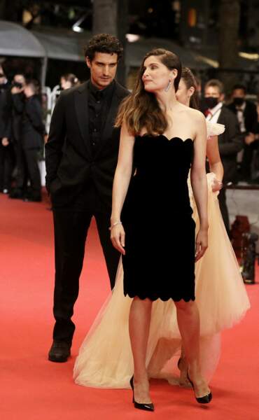 Laetitia Casta et Louis Garrel ont fait sensation sur le tapis rouge, pour la montée des marches du film "Bac Nord" lors du 74ème Festival International du Film de Cannes, le 12 juillet 2021