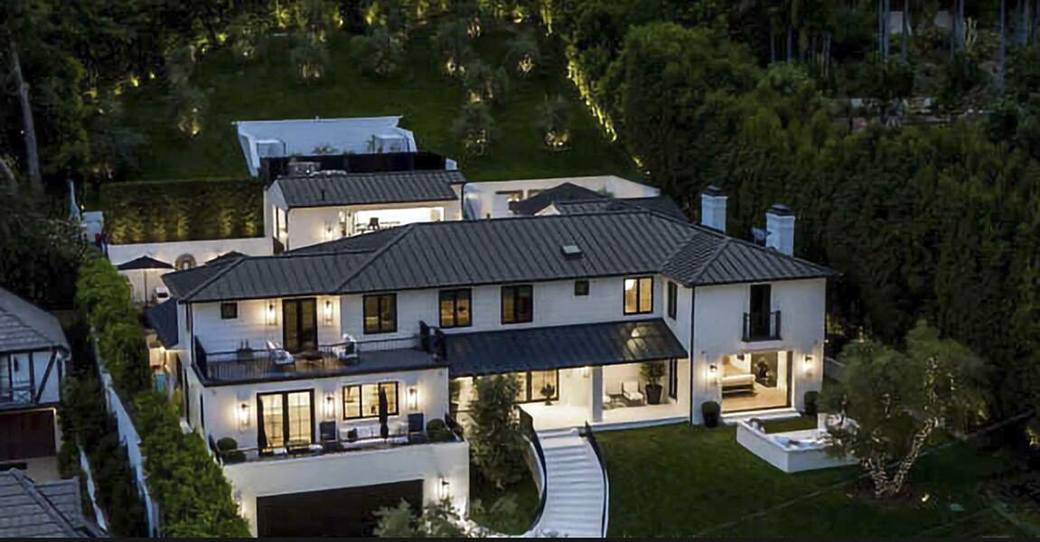 Cette luxueuse villa a été construite sur un terrain de plus de 2 000 mètres carrés dans la quartier très chic de Beverly Hills