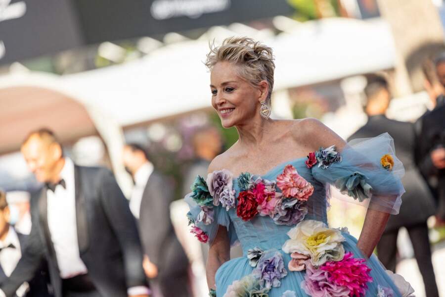 En plus de sa robe Dolce & Gabbana, Sharon Stone avait choisi des bijoux Chopard pour monter les marches de Cannes ce 14 juillet 2021