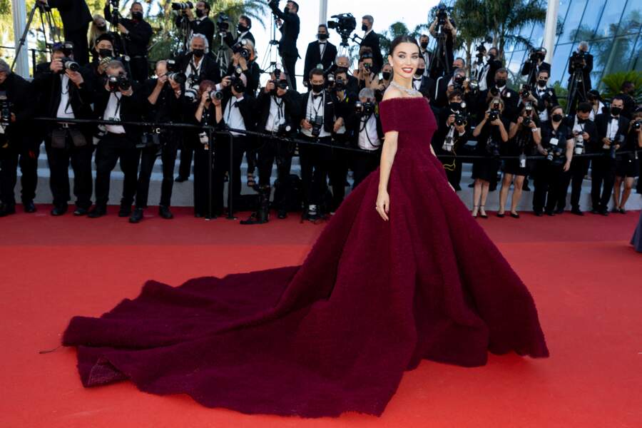 L'actrice Amy Jackson sur le tapis rouge du Festival de Cannes le 14 juillet 2021