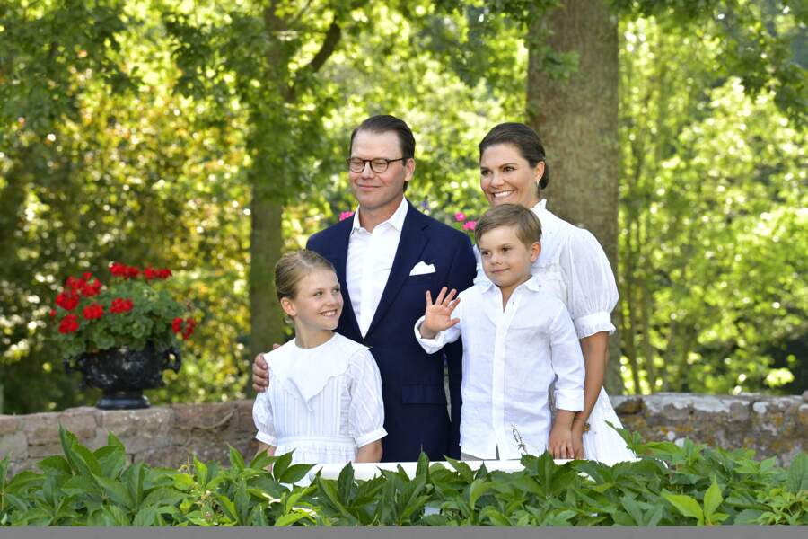 Un beau portrait de famille pour la princesse Victoria de Suède pour ses 44 ans : avec son époux le prince Daniel, ainsi que leurs enfants, la princesse Estelle et le prince Oscar de Suède au palais de Solliden à Oeland, Suède, le 14 juillet 2021.
