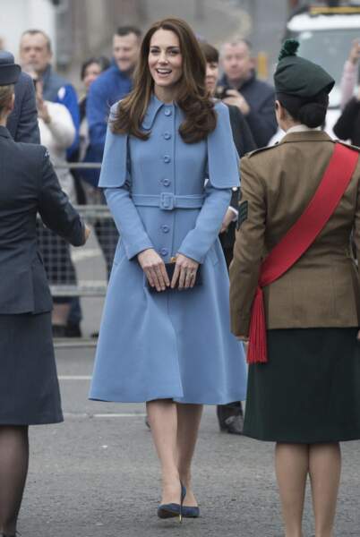 Kate Middleton offre une leçon de style avec ce manteau-cape pour saluer les habitants de Ballymena, en Irlande du Nord, le 28 février 2019