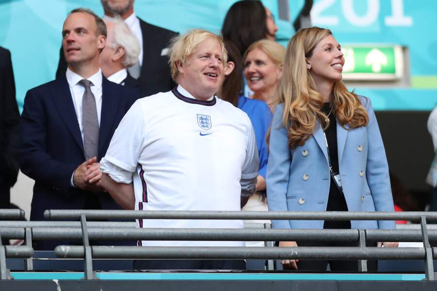 Carrie Symonds assiste à la demi-finale de l'Euro 2021 en compagnie de son époux le Premier ministre Boris Johnson, dans les tribunes de Wembley, à Londres, le 7 juillet 2021