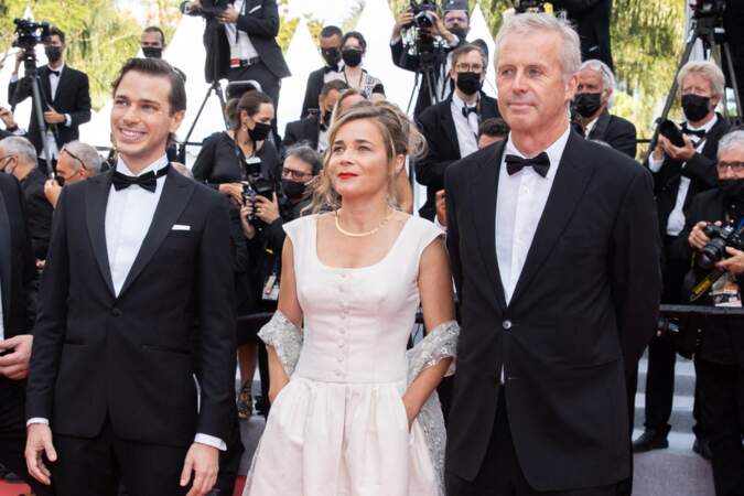 Blanche Gardin très en beauté dans sa robe blanche, entourée d'Emanuele Arioli et Bruno Dumont pour le film France.