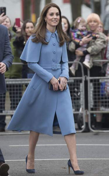 Kate Middleton salue les habitants de Ballymena, lors de son voyage officiel en Irlande du Nord, le 28 février 2019