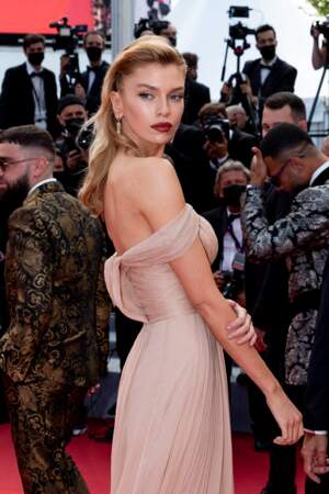 La mannequin britannique Stella Maxwell a également fait fureur sur les marches du Festival de Cannes.