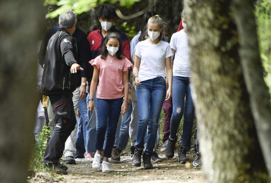 Les deux soeurs ont porté un t-shirt blanc, un jean et des chaussures de randonnée lors de leur participation au programme Un arbre pour l'Europe à la réserve de la biosphère de la Sierra del Rincón ce 14 juillet 