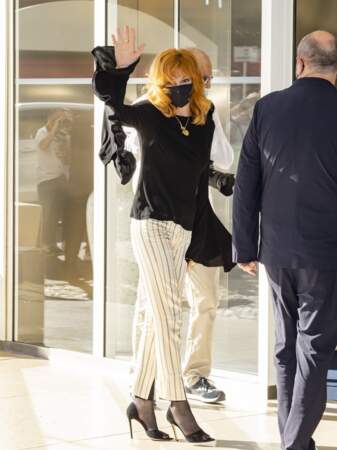 Mylène Farmer a associé son haut à manches évasées JW Anderson à un pantalon 7/8ème rayé signé Ann Demeulemeester et une paire  d'escarpins noirs Gianvito Rossi, à son arrivée au dîner du jury du 74ème Festival de Cannes, le 5 juillet 2021