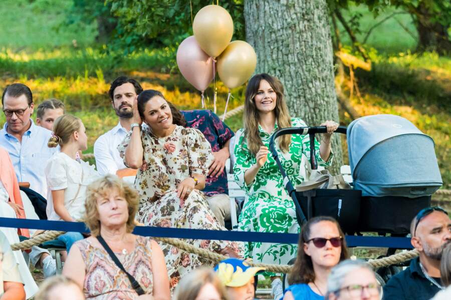 Entourée du prince Daniel, des princesses Estelle et Victoria, et de son époux le prince Carl Philip, Sofia de Suède applaudit les artistes lors du concert "Solliden Sessions" organisé au château de Solliden à Borgholm, le 13 juillet 2021