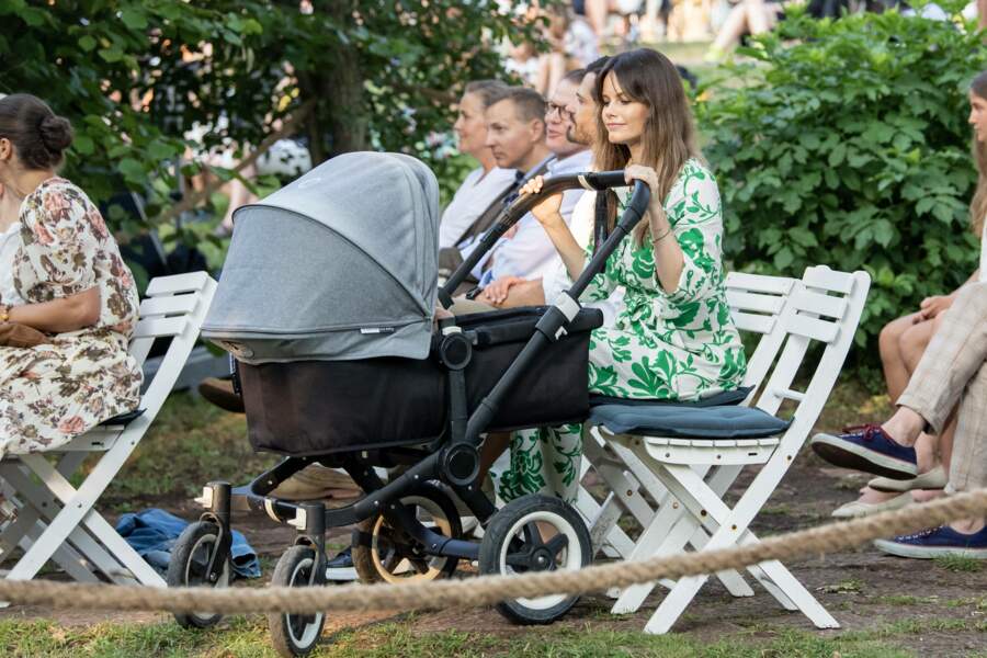 Pendant le concert "Solliden Sessions" donné au château de Solliden, à Borgholm, le 13 juillet 2021, la princesse Sofia de Suède garde un oeil attentif sur son nouveau-né le prince Julian