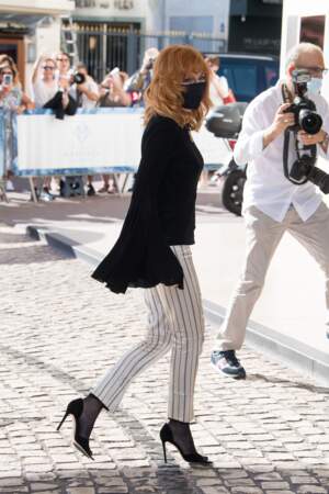 Pour assister au dîner du jury du 74ème Festival de Cannes, le 5 juillet 2021, Mylène Farmer a misé sur un look décontracté en blouse noire aux manches évasées et pantalon à rayures