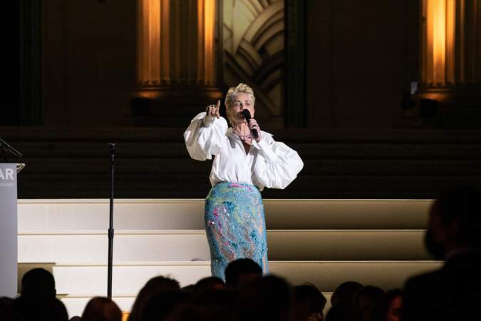 Sharon Stone prend la parole lors de la soirée du gala de l'amfAR à la Villa Eilen Roc, le 16 juillet 