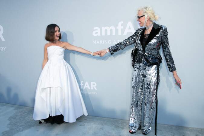 Lyna Khoudri et Ellen von Unwerth ont posé ensemble, main dans la main, lors de la soirée du gala de l'amfAR le 16 juillet