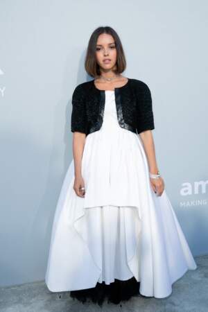 Lyna Khoudri est apparue dans une robe blanche de la griffe Chanel au gala de l'amfAR à la Villa Eilen Roc, le 16 juillet 