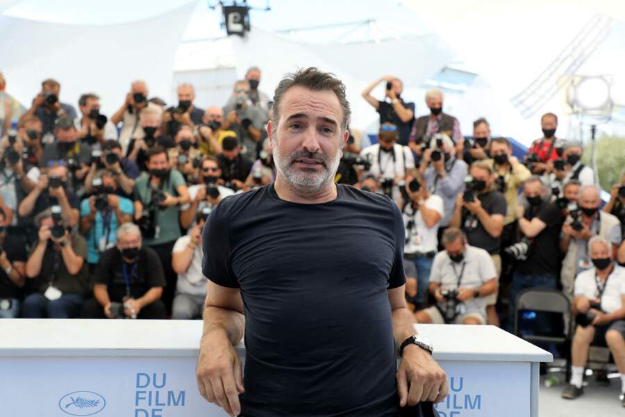 Jean Dujardin suit Pierre Niney dans son délire pendant le photocall du film Oss 117, le 17 juillet 