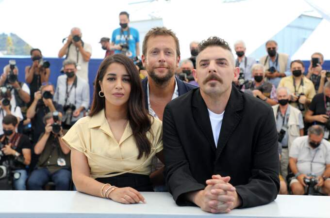 Leïla Bekhti, Joachim Lafosse et Damien Bonnard prennent la pose au photocall du film Les Intranquilles,  le 17 juillet