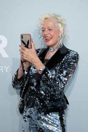 Ellen von Unwerth n'a pas hésité à prendre elle-même des photos lors du photocall de la soirée du gala de l'amfAR, ce 16 juillet 