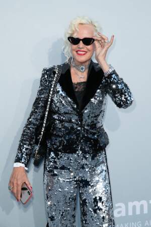 Ellen von Unwerth est apparue avec des lunettes de soleil devant les photographes au gala de l'amfAR, ce 16 juillet 