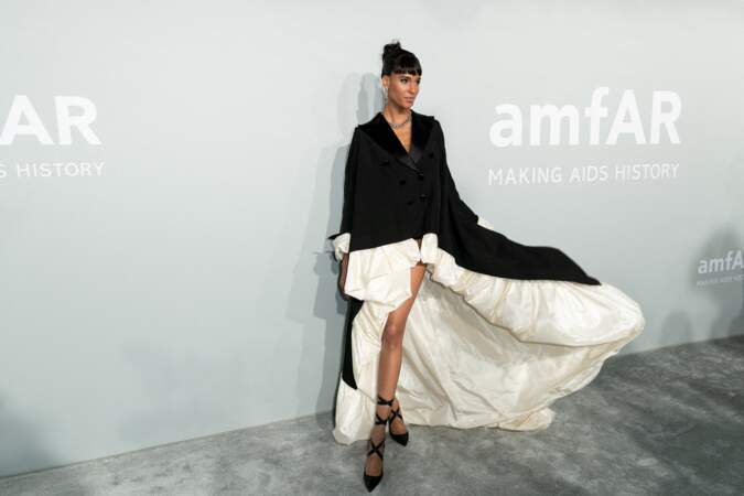 Cindy Bruna n'a pas fait les choses à moitié avec cette robe sublime signée Jean Paul Gaultier et des bijoux Pomellato pour sa venue au gala de l'amfAR, le 16 juillet
