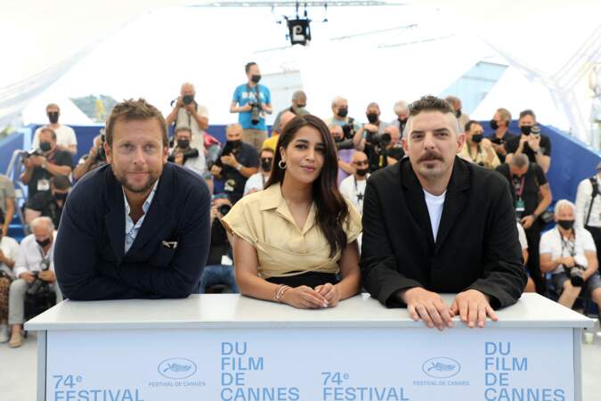 Joachim Lafosse, le réalisateur, a pris la pose aux côtés de Damien Bonnard et Leïla Bekhti pendant le photocall du film Les Intranquilles, le 17 juillet