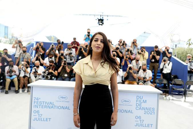 Leïla Bekhti très élégante au photocall du film Les Intranquilles lors du 74ème festival international du film de Cannes le 17 juillet