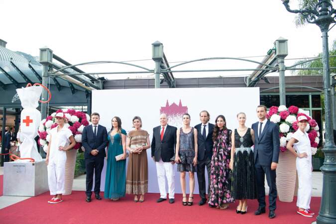Albert II entouré des membres de la famille royale lors du photocall du concert de la Croix-Rouge, ce vendredi 16 juillet  