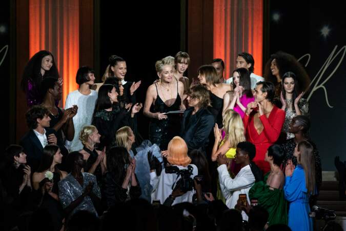 Sharon Stone entourée de mannequins et personnalités pendant le gala de l'amfAR, le 16 juillet 